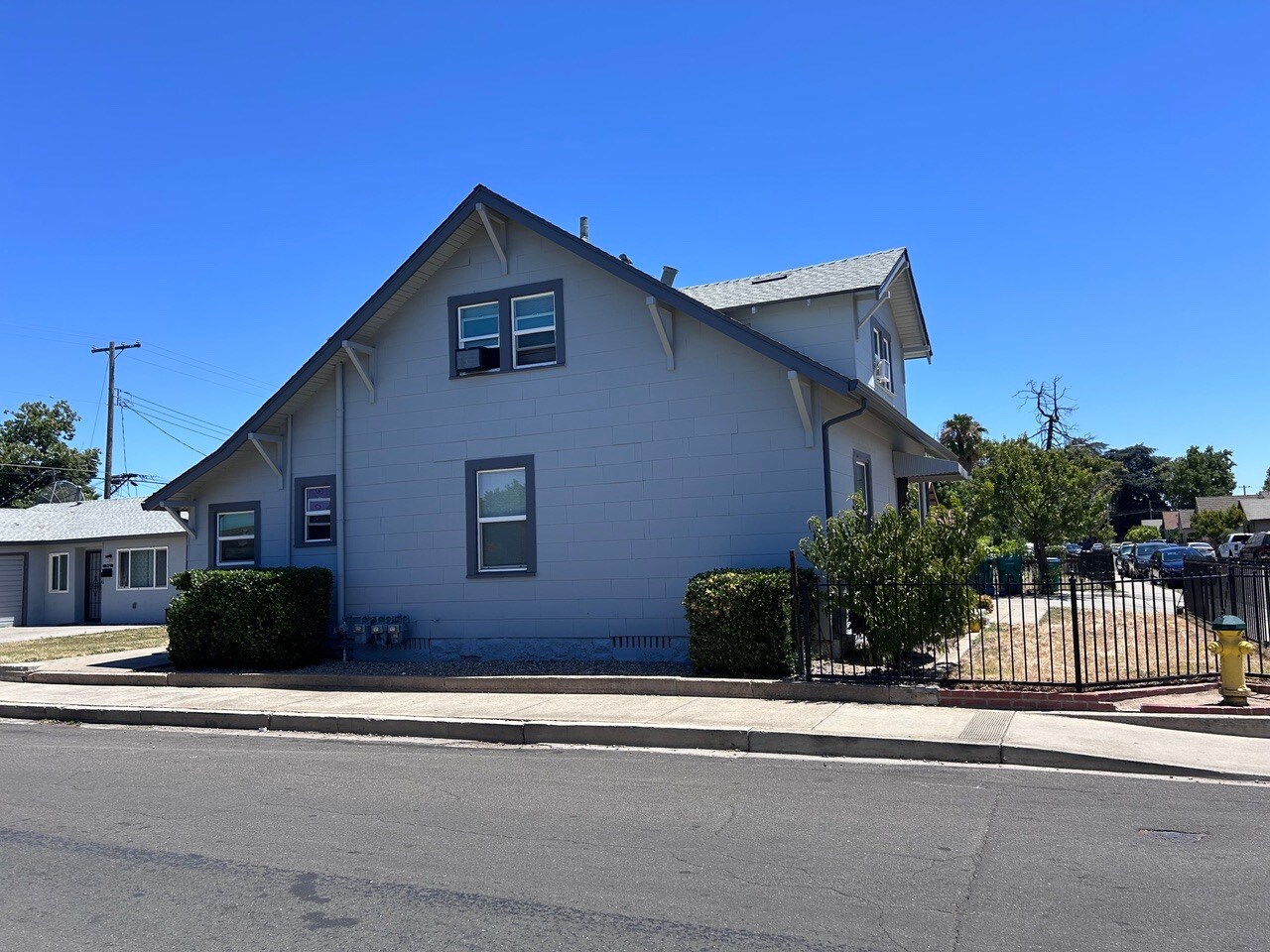 Building Photo - 301 Maple St