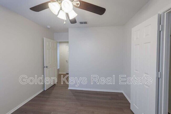 Building Photo - 672 S Heights Dr
