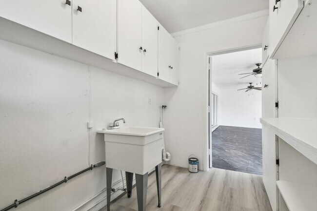 Building Photo - 695 Sunset Dr
