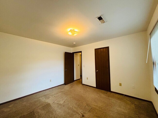 Building Photo - 1744 Donlee Dr
