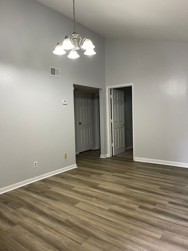 Building Photo - Stadium Village -  2 Bedroom 1 Bath near UGA & Downtown Athens!