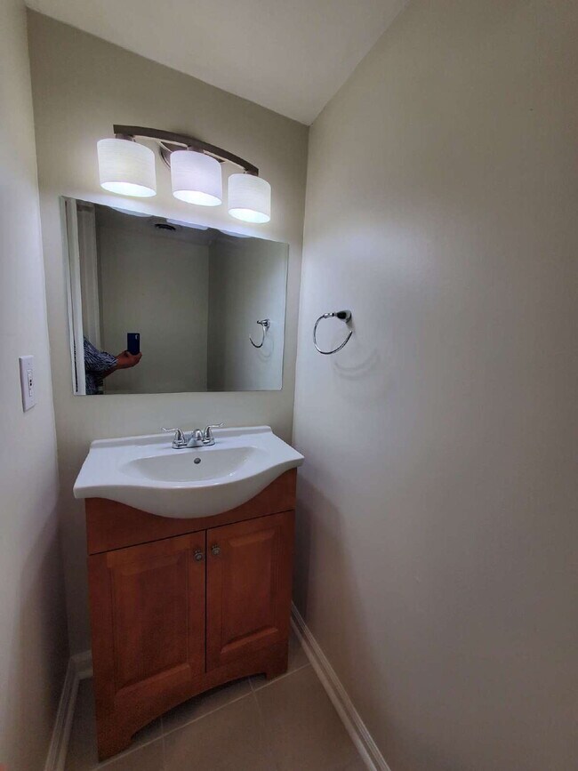 Building Photo - "Charming 2-Bed Townhouse Retreat with Modern Comforts in Hendersonville!"
