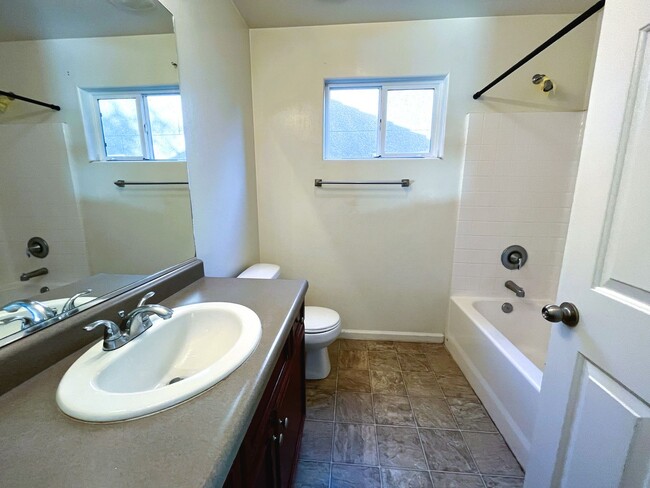 Building Photo - Spacious 4-bedroom home!