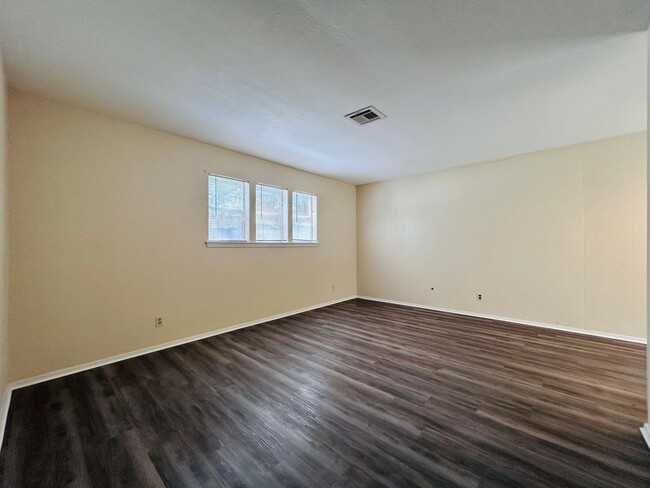 Building Photo - 5226 Pine Pl