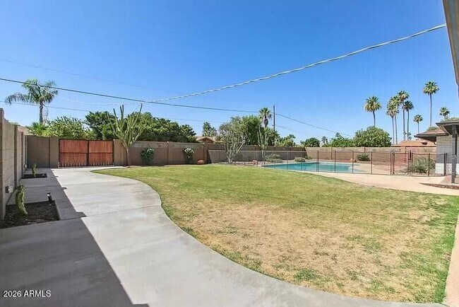 Building Photo - 3013 S Fairway Dr