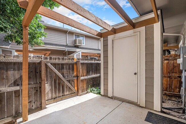 Building Photo - 1 Bed 1.5 Bath, 1 Car Attached Townhome in...
