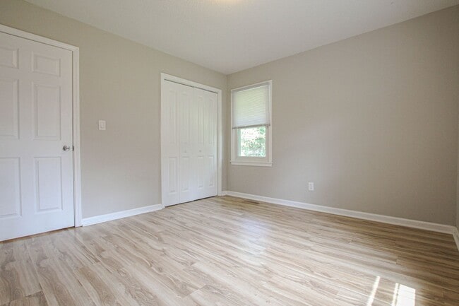 Building Photo - 219 Hallbrook Dr
