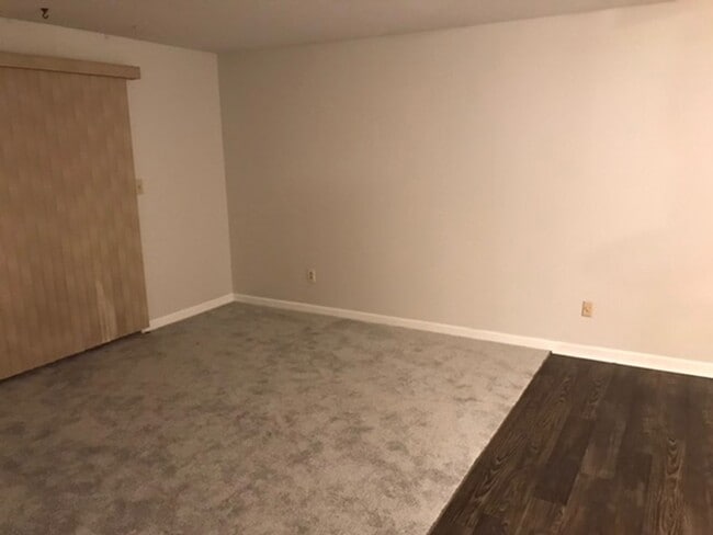 Building Photo - Beautiful First Floor Condo