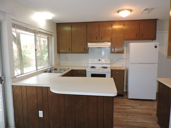 Building Photo - Great location in northeast Pensacola!