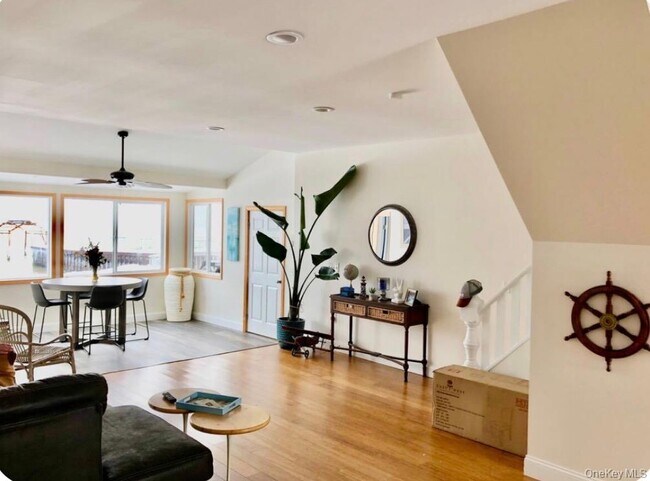 Building Photo - 2898 Edgemere Dr