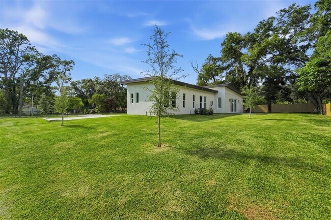 Building Photo - 561 N Thompson Rd