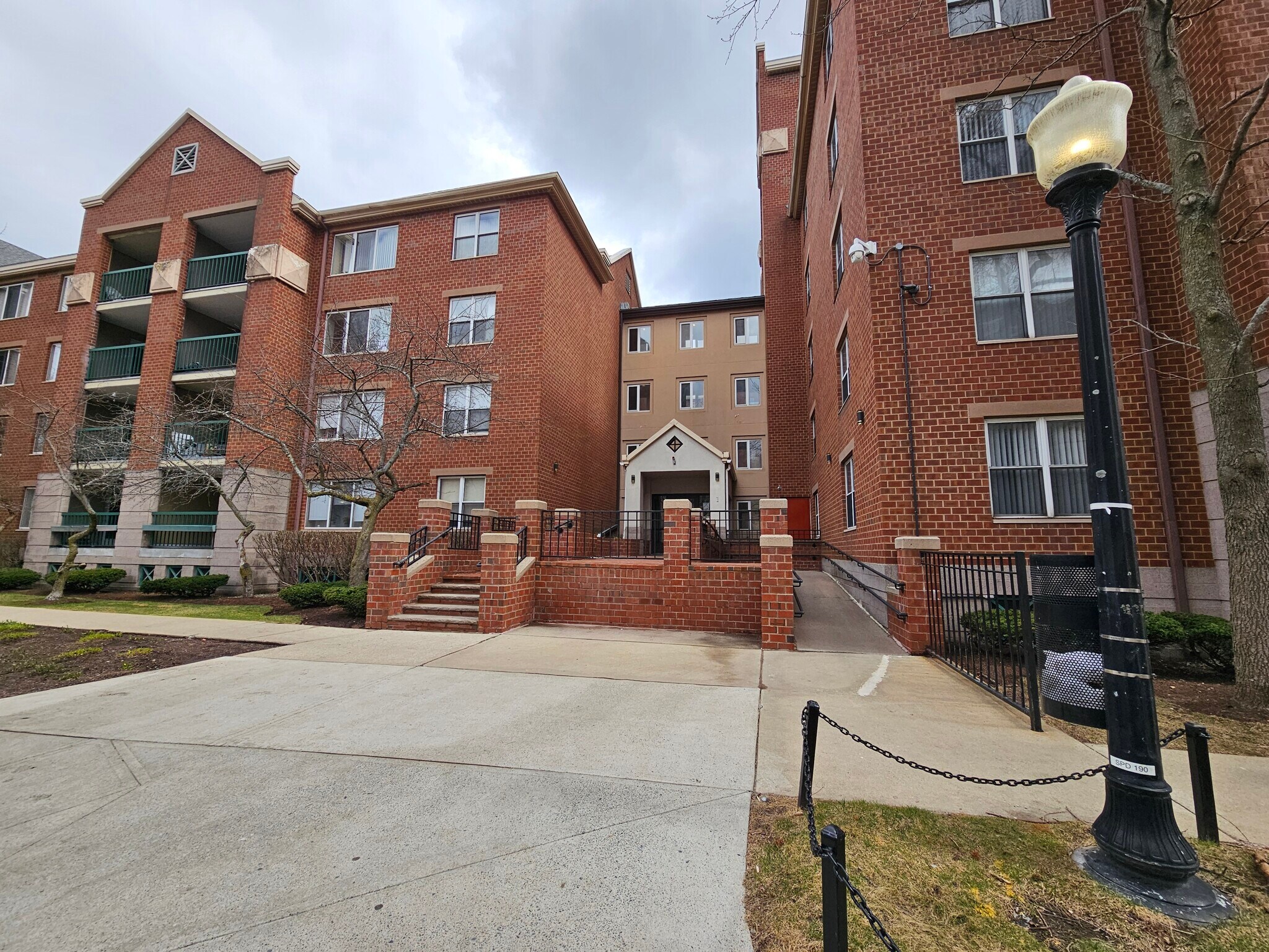 Building Photo - 1 S Point Dr