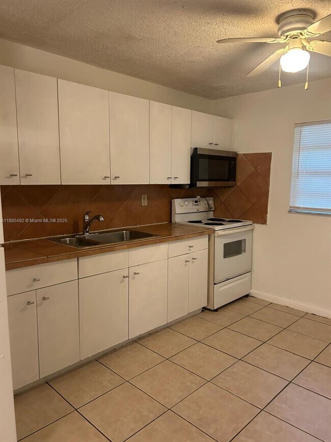 Building Photo - 1631 SW 44th Ave