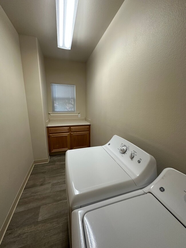 Building Photo - Exceptionally Spacious and Modernized 2x2 Townhouse w/Garage and Washer/Dryer Hookups!