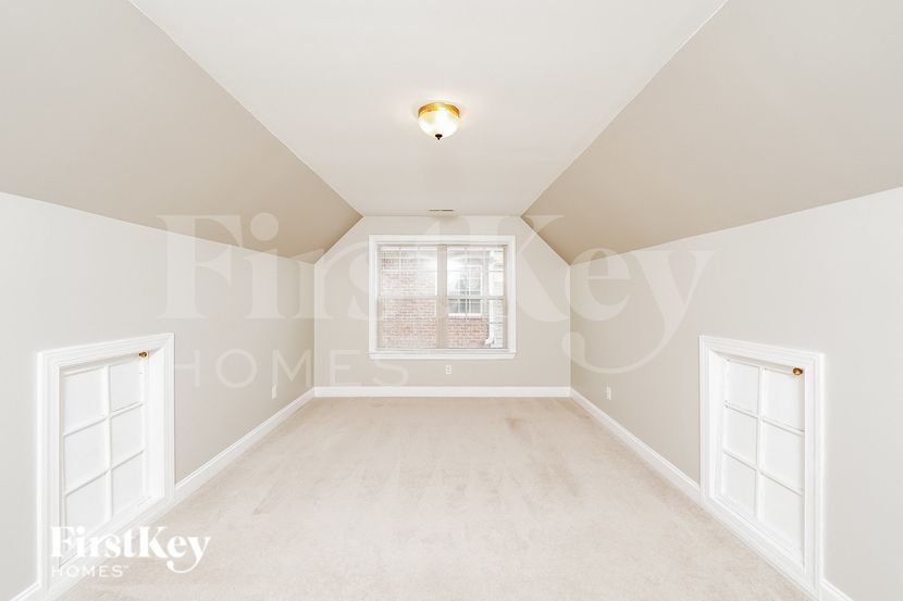 Building Photo - 8624 Highlands Dr