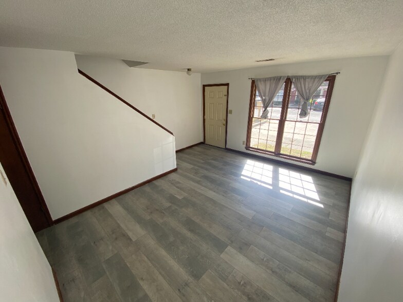 Building Photo - 114 Colonial Ct