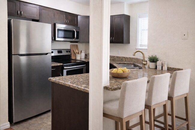 Building Photo - Beautiful Remodeled 1/1 Condo x Rent @ Winter Park in front of Full Sail.