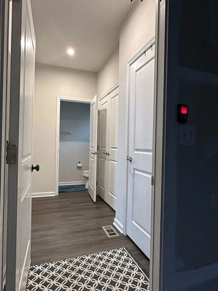 Building Photo - 452 Steeplechase St