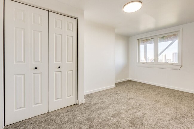 Building Photo - AVAILABLE NOW - Beautiful 3 Bedroom Home w...