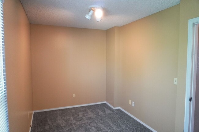 Building Photo - 3 Bed 2 Ba Condo w Garage - East Wichita