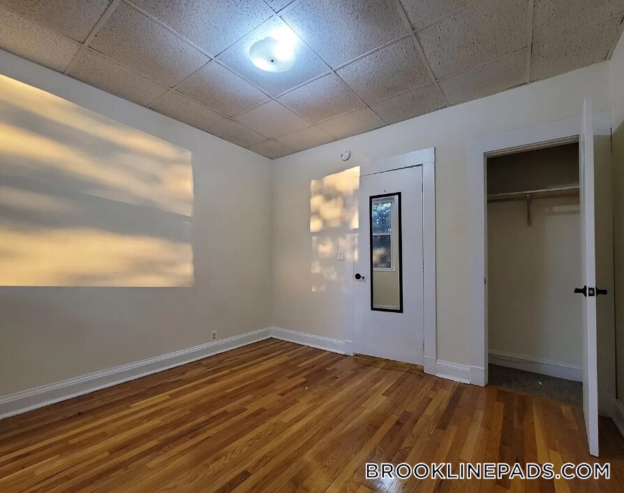 Building Photo - 364 Riverway
