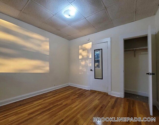 Building Photo - 364 Riverway