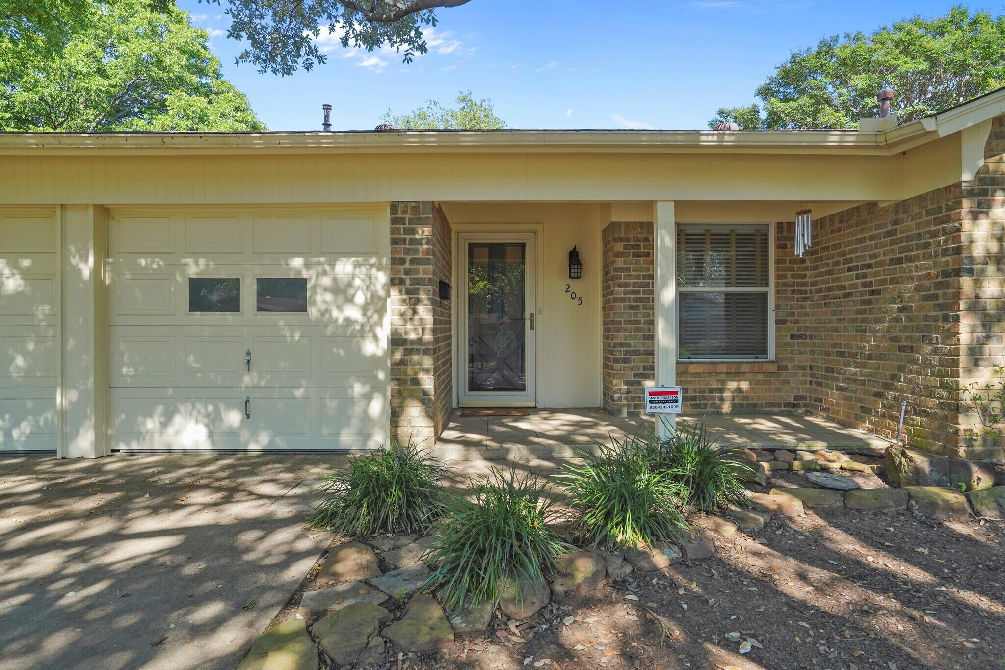 Building Photo - 205 Teeter Dr