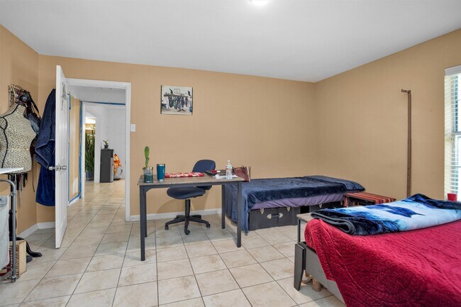 Building Photo - 1725 Strawn Rd