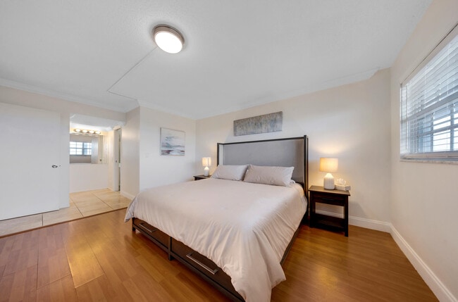 Building Photo - 575 Oaks Ln