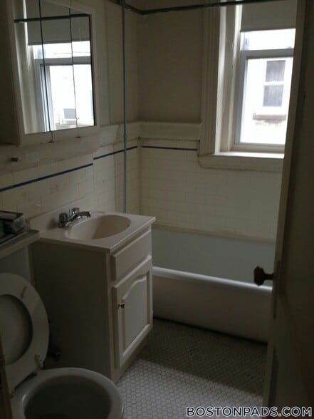 Building Photo - 231 Park Dr