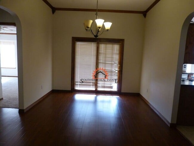 Building Photo - Spacious 4 bedroom 2 bath brick home