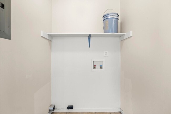 Building Photo - Minutes to Back Gate of Camp Lejeune!