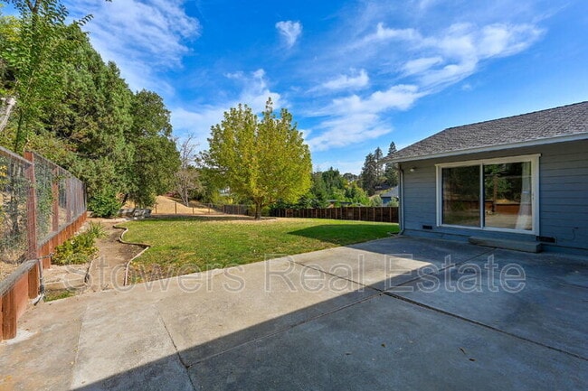 Building Photo - 1090 Livorna Rd