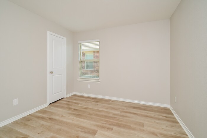 Building Photo - 904 Silver Maple Ln