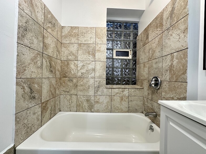 Building Photo - 5668 N Ridge Ave