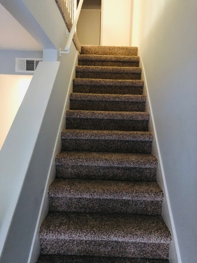 Building Photo - Great looking condo in a nice and clean complex