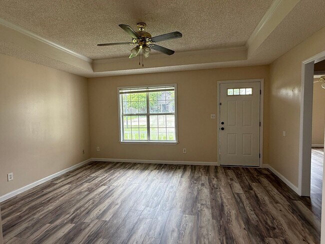 Building Photo - 3BR/2BA Single-Family Home with Versatile Bonus Room & No Carpet!