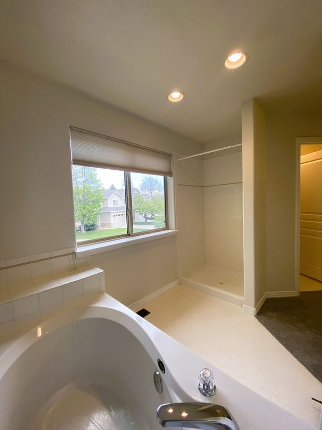 Building Photo - Well located 2+ bedroom townhome