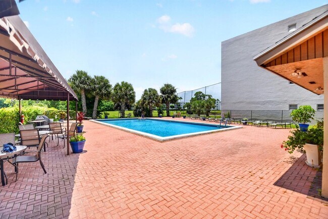 Building Photo - 3425 Via Poinciana