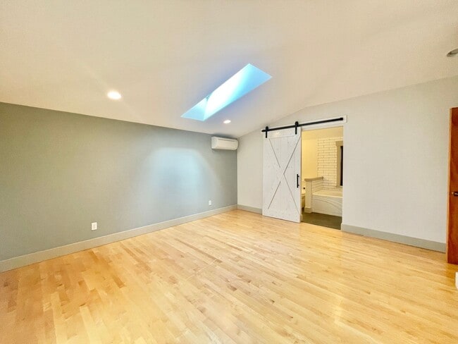 Building Photo - AVAILABLE NOW 3 BD 3.5 BA Townhome in Fremont