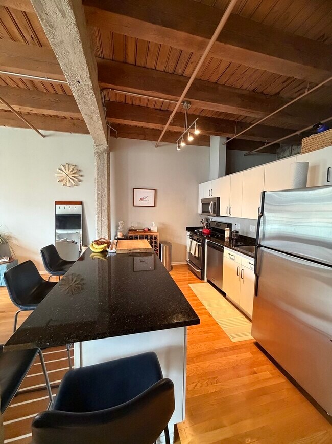 Building Photo - 333 S Desplaines St