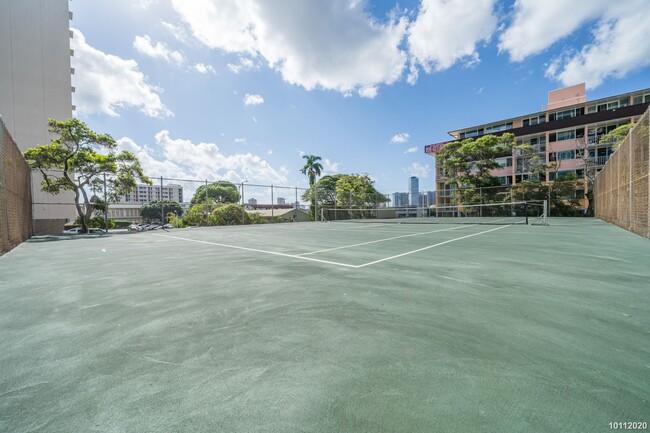 Building Photo - $4500/ 3 BED / 2 BATH in  PUNAHOU REGENCY