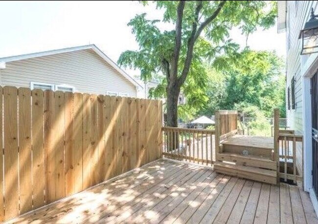 Deck - 5108 Bass Pl SE