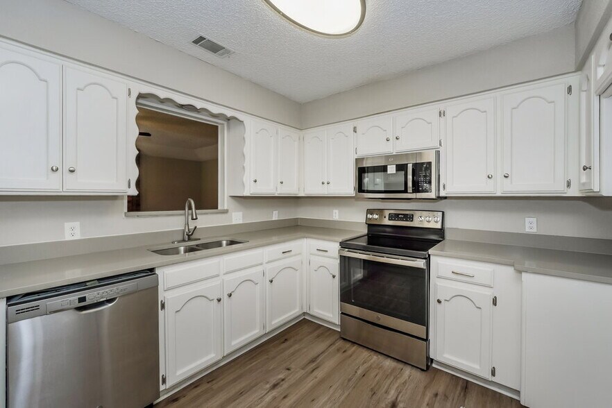 Building Photo - 5732 Bermuda Dr