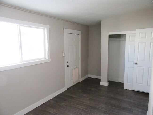 Building Photo - 244 Fern Ave N