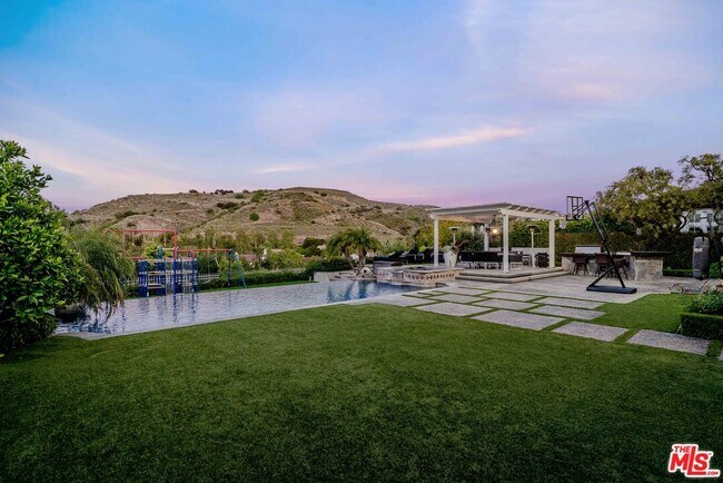 Building Photo - 3880 Prado del Trigo