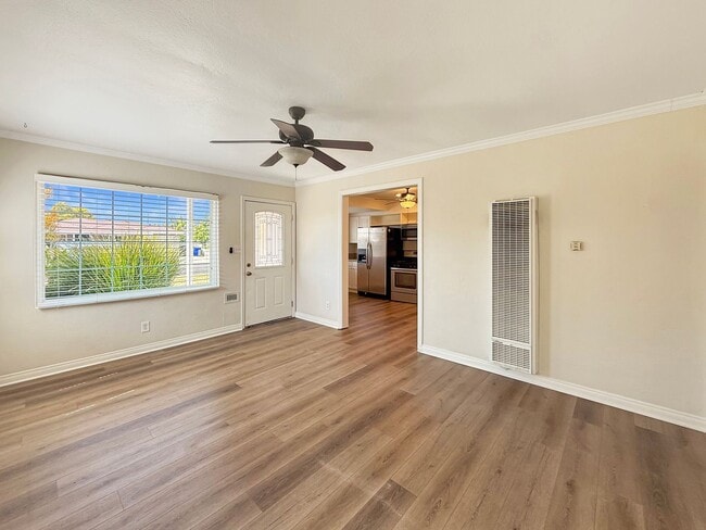 Building Photo - Charming 2B/1BA House w/ Large Yard, Garag...