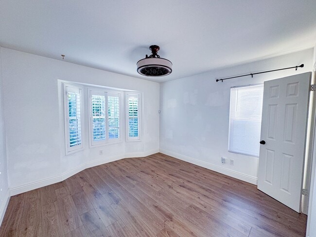 Building Photo - Gorgeous 3 Bedroom 2 Bath Updated Front House for Lease Near SoFi! (Building of ADU in the back)