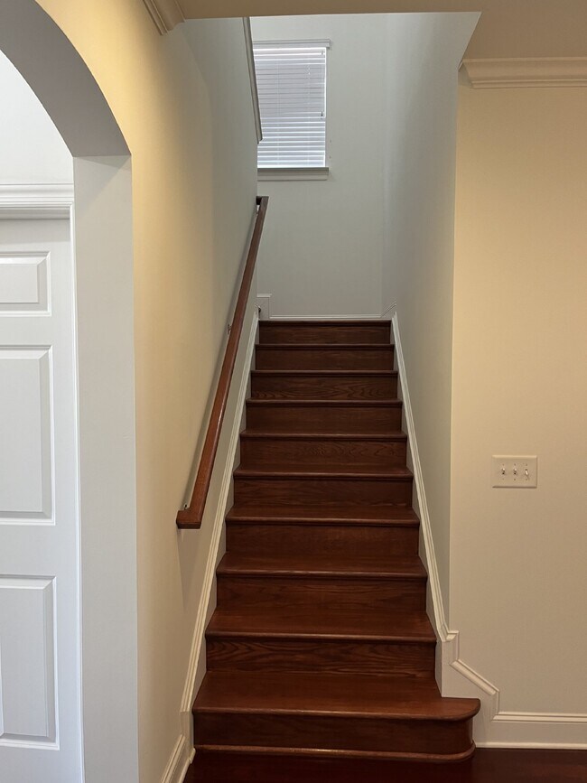 Building Photo - "Charming 4-Bed Gem with Guest Suite & Mod...