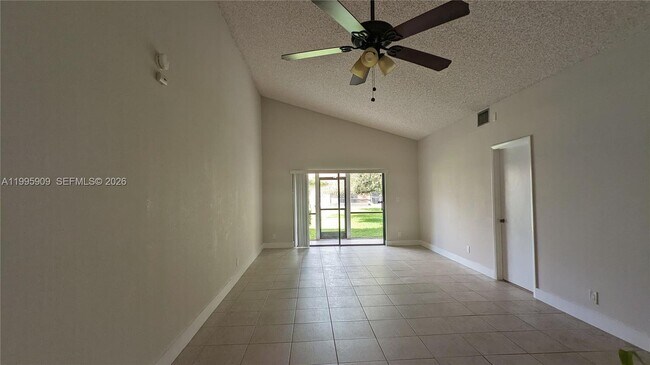 Building Photo - 460 Lakeview Dr
